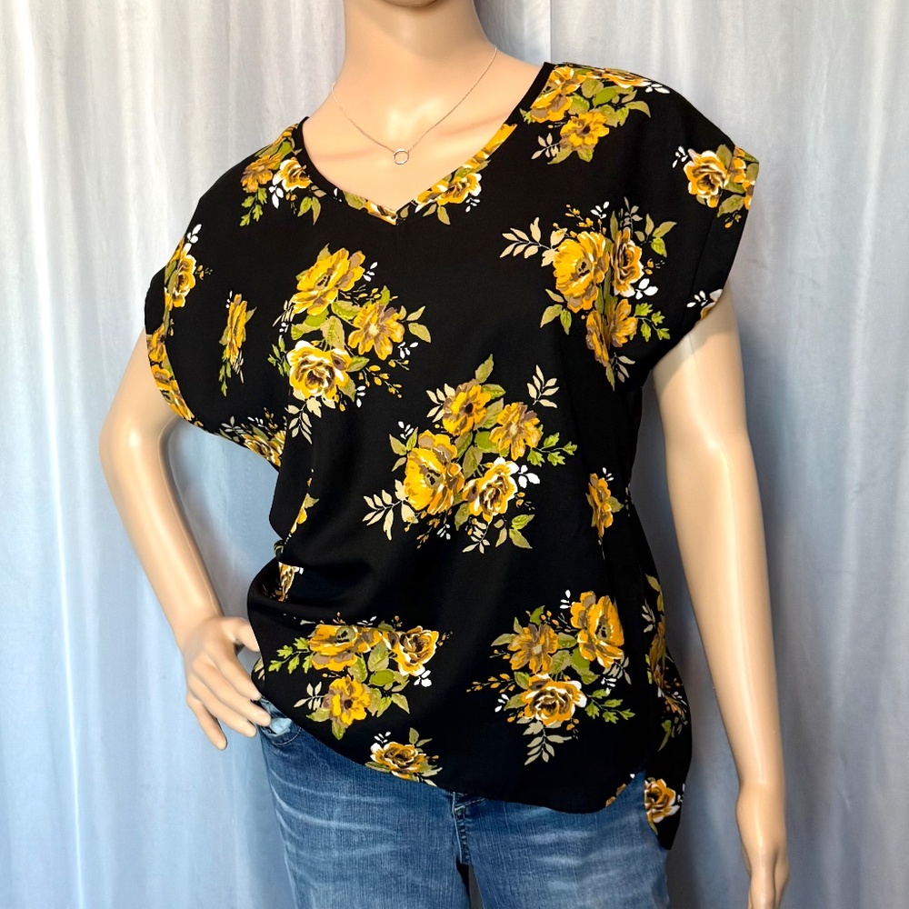 LIVE 4 TRUTH Women’s Short Sleeve V-Neck Top (Size M)